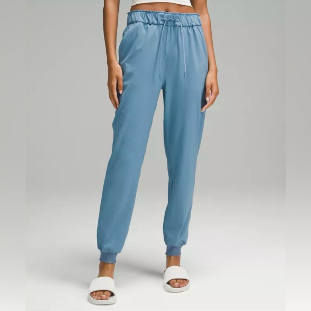Lululemon stretch High Rise Jogger in Blue Size 6